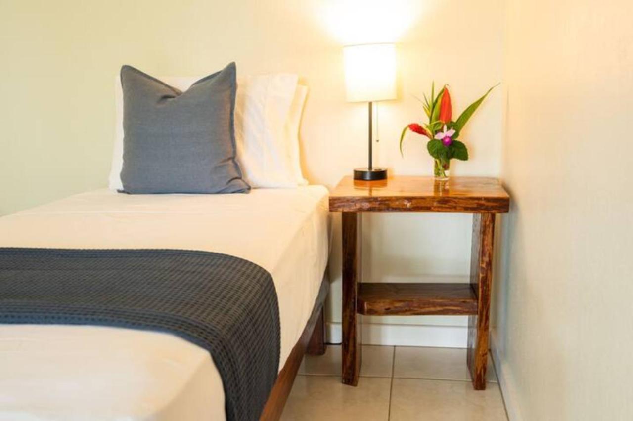 Casa Marlin Panzió Bocas Town Kültér fotó