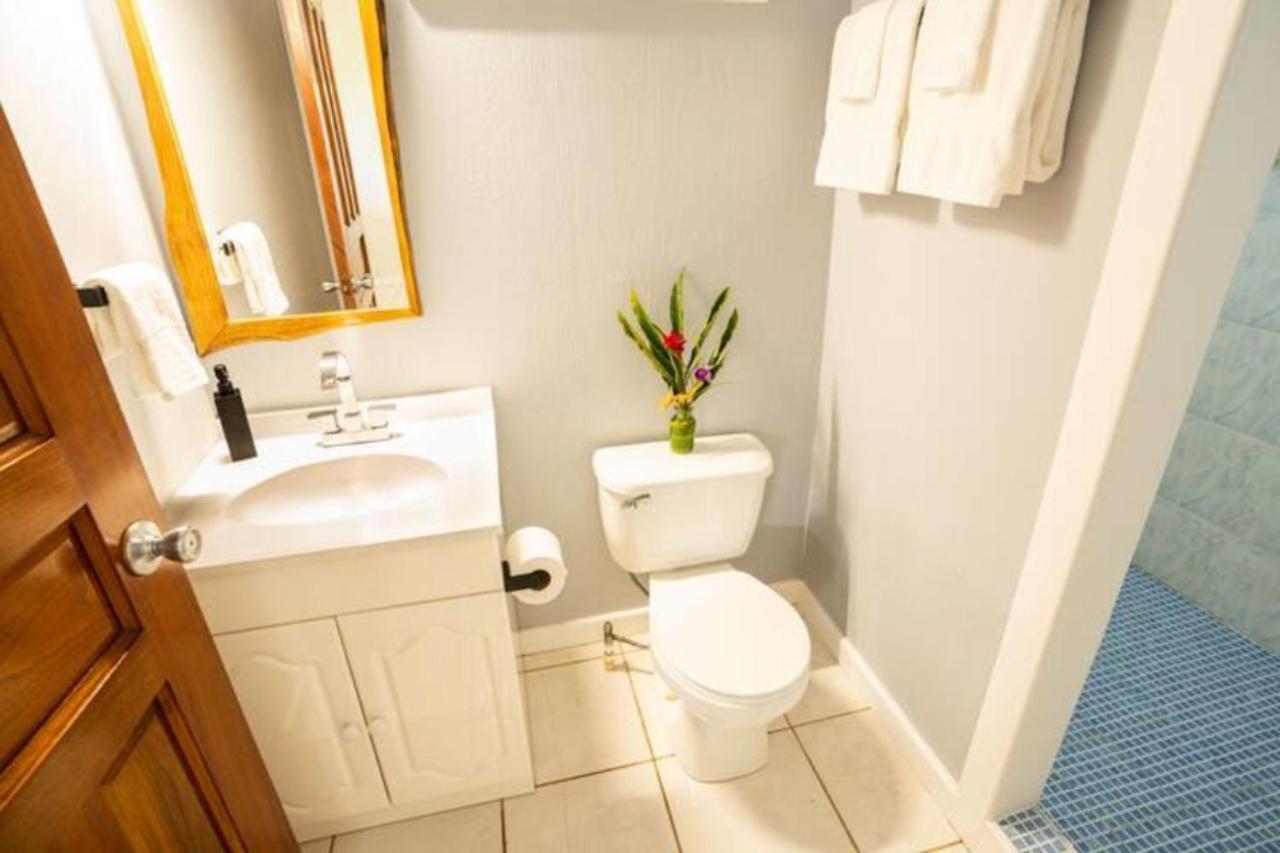 Casa Marlin Panzió Bocas Town Kültér fotó
